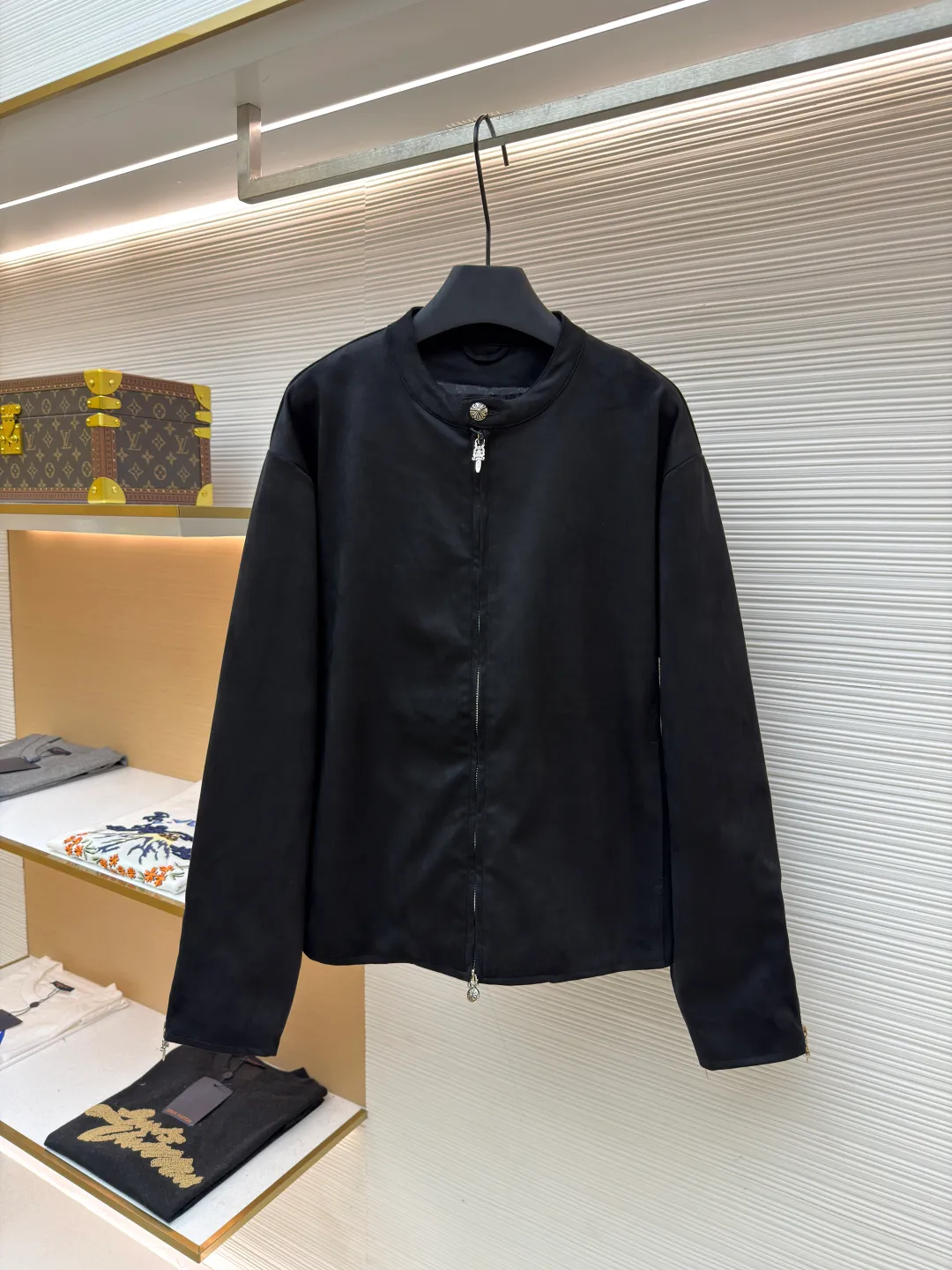 Chrome Hearts silver-plated hardware buckle mixed sheepskin suede jacket ●Item number: 1681772-B40 ●Material: sheepskin fabric ●Technology: suede production ●Color: black ●Version: fitted version ●Weight: about 865 grams ●Size: S-M-L-XL ●Description: Made of matte suede fabric, treated with softening tanning process, it has a delicate and soft touch while retaining the stiffness of the fabric, combining texture and durability. The neckline is decorated with metal buttons, and the zipper is made of customized metal parts, which has a strong luster and smooth opening and closing, improving the sophistication of details; the cuffs are decorated with side seam zippers, which are both decorative and easy to put on and take off. The version is slim and neatly cut, which fits the body shape while leaving room for movement. The lack of unnecessary decoration shows a minimalist and high-end style. The stitching of the whole garment is neat and even, the cutting pieces are connected accurately, and the size is measured manually (an error of 1-3CM is normal). The craftsmanship balances the simple version and the dark texture of the brand. It is a piece that is both practical and high-end. The overall wiring is straight and delicate, the fabric is comfortable and soft, and the color is consistent without color difference. It can be matched with the same style to create a fashionable look and control various occasions. Customized accessories, complete with three standards, same style for men and women!